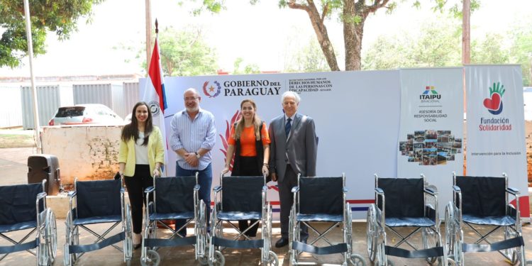 Itaipu Binacional entregó 200 sillas de ruedas a Senadis