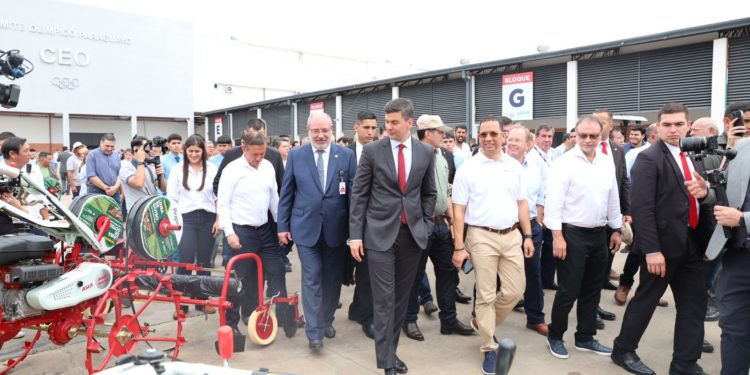 Gobierto entregó maquinarias e implementos a escuelas agrícolas