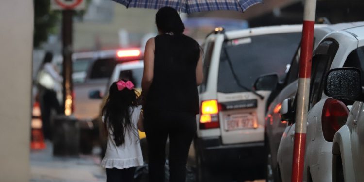 Jornada calurosa con lluvias dispersas
