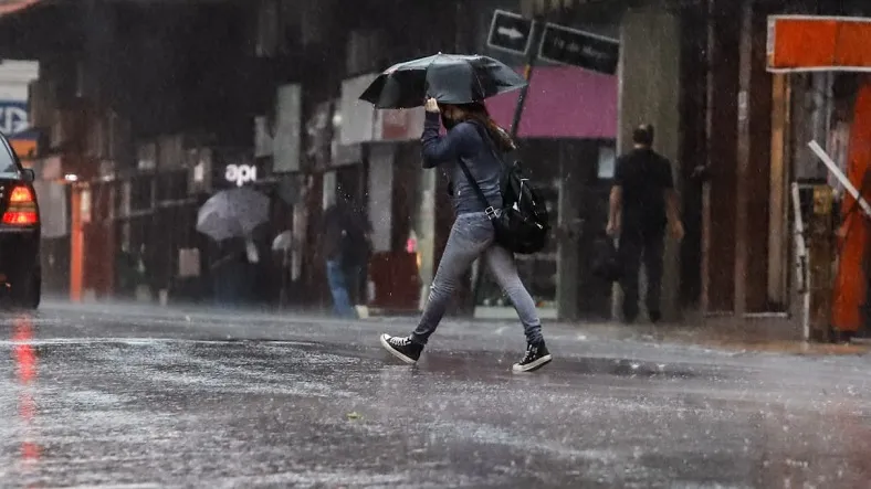 Viernes fresco con lluvias dispersas y ocasionales tormentas eléctricas