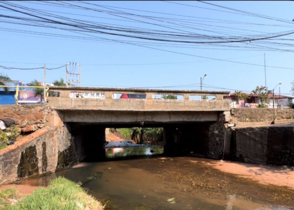 Evaluaron la situación del puente sobre el arroyo Lambaré