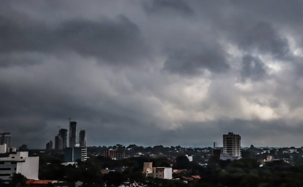 Jueves caluroso con lluvias y tormentas eléctricas para varios departamentos