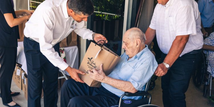 Cooperativa Chortitzer condecoró a adultos mayores de la Colonia Menno por la Navidad Cooperativa Chortitzer condecoró a adultos mayores de la Colonia Menno por la Navidad