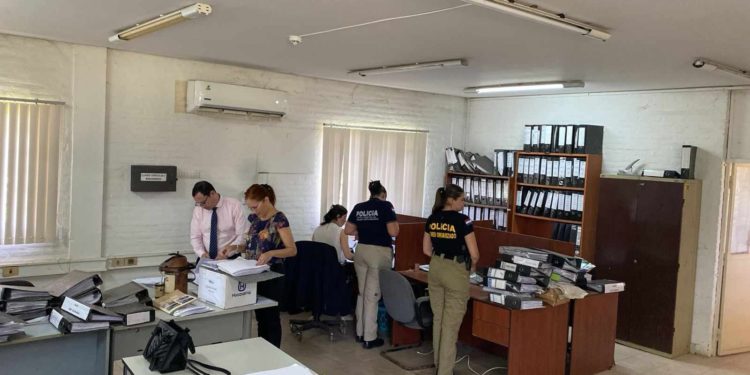 Fiscalía allanó las oficinas de la DINAC en el Ministerio de Defensa