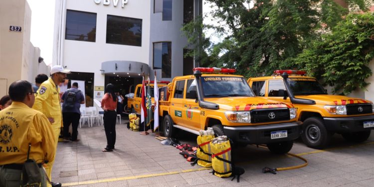 Bomberos recibieron herramientas y móviles para el combate de incendios forestales