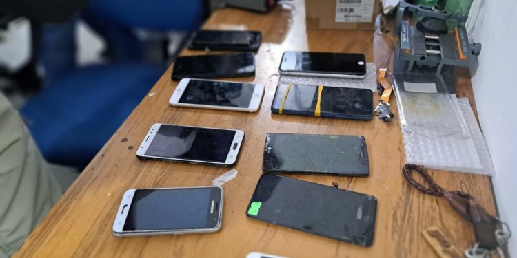 Operativo Blacklist: Allanan locales en el Mercado 4 por venta de celulares robados