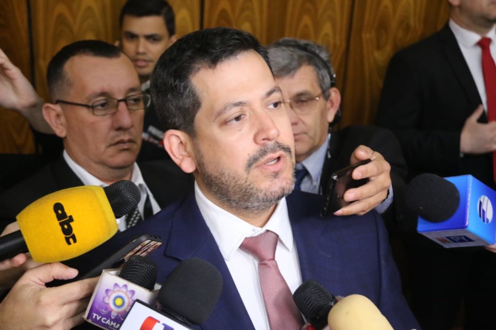 Raúl Latorre anuncia concurso de méritos y combate frontal al planillerismo