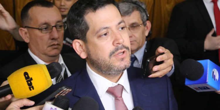 Raúl Latorre anuncia concurso de méritos y combate frontal al planillerismo