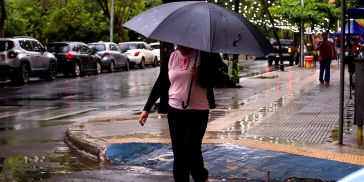 Lunes cálido y con lluvias dispersas
