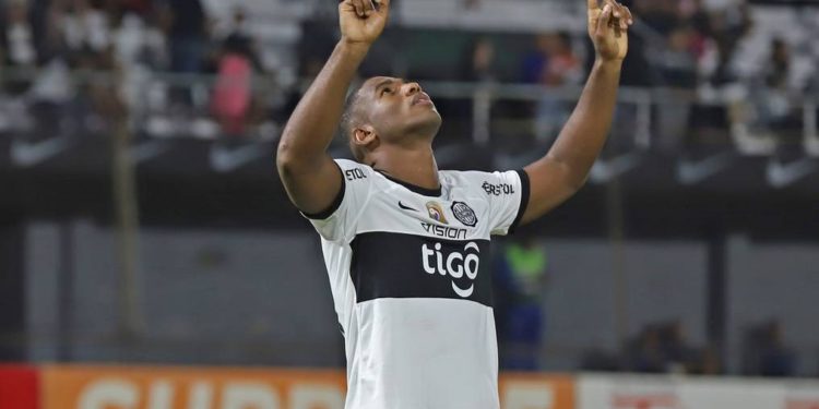 El colombiano Romaña podría emigrar al fútbol argentino