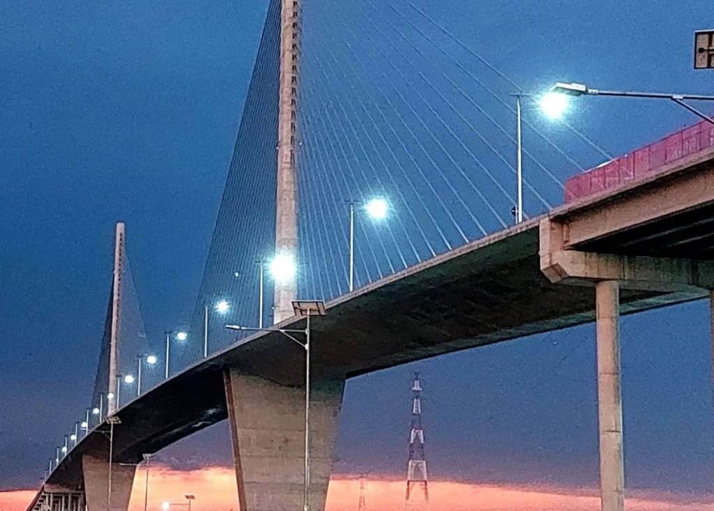 Puente Héroes del Chaco Brilla con energía solar y avanza hacia su conclusión