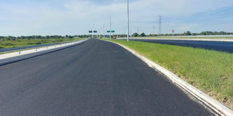 Con la pavimentación e instalación del sistema lumínico, el puente Héroes del Chaco transita su etapa final