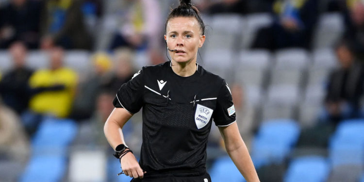 Por primera vez la Premier League tendrá una mujer como árbitra Por primera vez la Premier League tendrá una mujer como árbitra