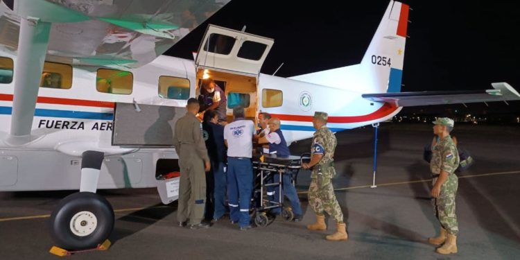 Exitoso traslado aéreo nocturno de pacientes desde Fuerte Olimpo hasta la capital del país