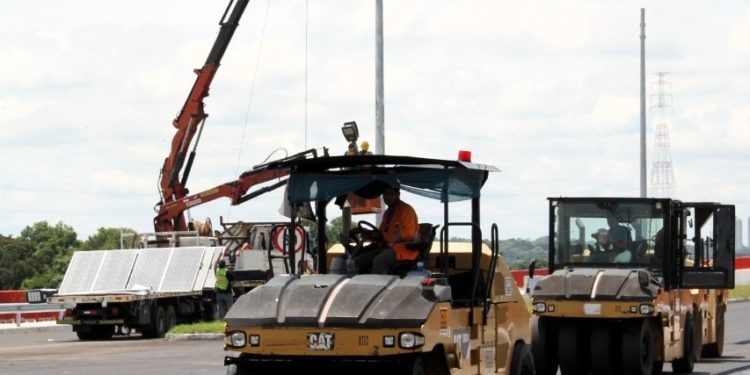 Siguen los trabajos de pavimentación asfáltica del puente Héroes del Chaco Siguen los trabajos de pavimentación asfáltica del puente Héroes del Chaco