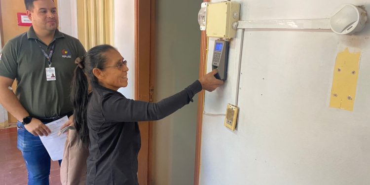 Emotiva despedida a dos guardianes de la salud en Boquerón que se retiran después de 35 y 37 años de servicio