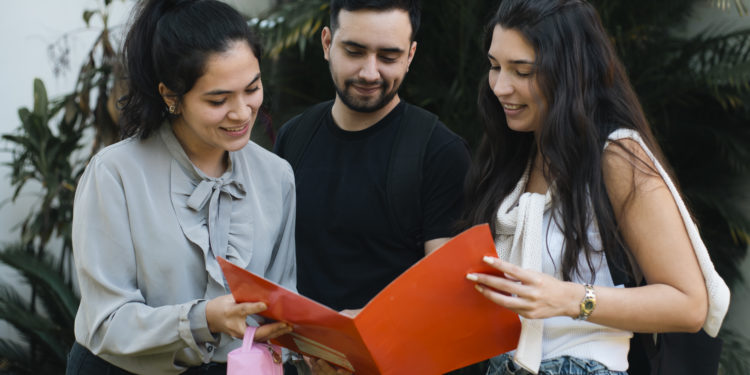 Convocatoria Abierta: 150 Becas ALCANZA para jóvenes en situación de vulnerabilidad