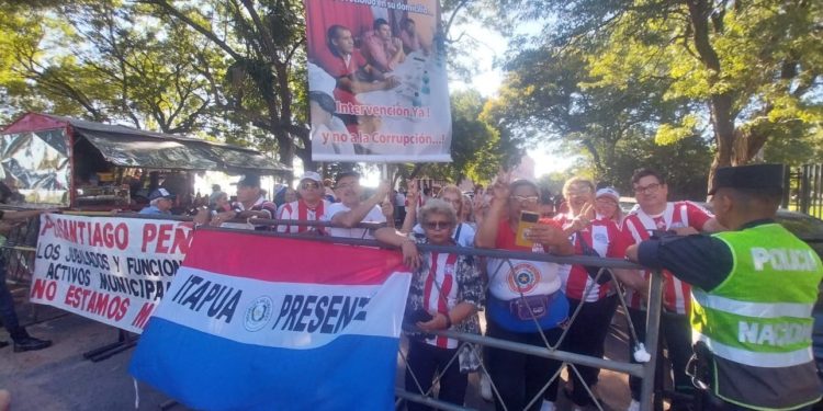 Jubilados y pensionados se manifestaron exigiendo la intervención de la Caja Municipal