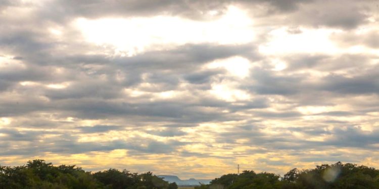 Jueves cálido con lluvias y ocasionales tormentas eléctricas