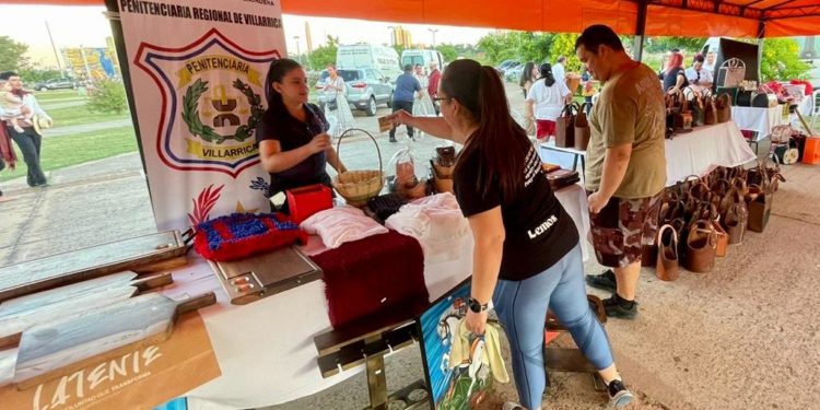«Latente»: arte, esperanza y reinserción en la exitosa Feria Artesanal de personas privadas del Libertad