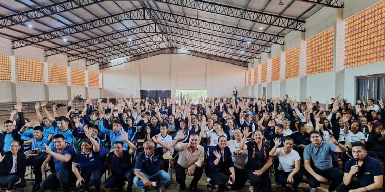 Salvando Vidas: Transformación y prevención en la lucha contra el suicidio y el bullying Salvando Vidas: Transformación y prevención en la lucha contra el suicidio y el bullying