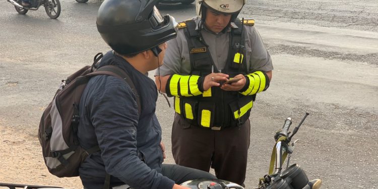 Registran 180 infractores por invadir el carril único en la exTranschaco