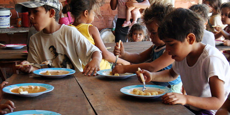 Compromiso inquebrantable con la erradicación del hambre escolar Compromiso inquebrantable con la erradicación del hambre escolar