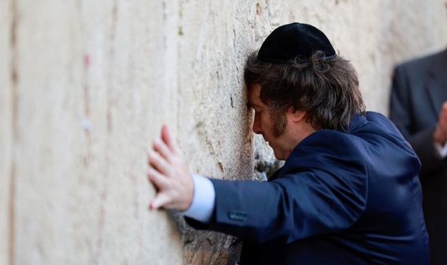 Javier Milei se conmueve en el muro de los lamentos durante su visita a Israel Javier Milei se conmueve en el muro de los lamentos durante su visita a Israel