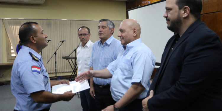 Ministros de Defensa, Educación e Interior participaron de la entrega de becas a las capellanías evangélicas militar y policial por parte del Instituto Vuelve a Soñar