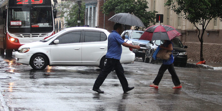 Ambiente cálido con posibles lluvias y tormentas