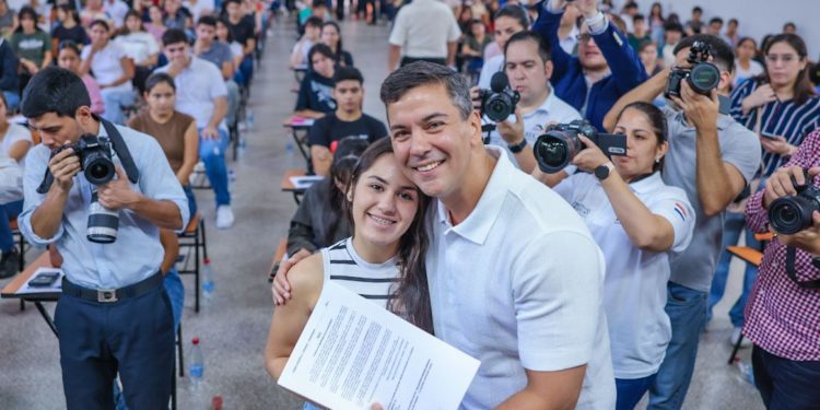 Presidente Santiago Peña alienta a jóvenes postulantes a becas: «La educación es la llave del progreso»