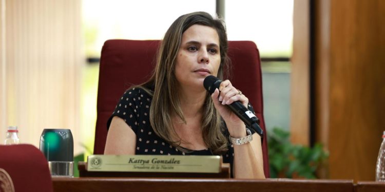 Senado aprueba la pérdida de investidura de la senadora Kattya González tras votación nominal