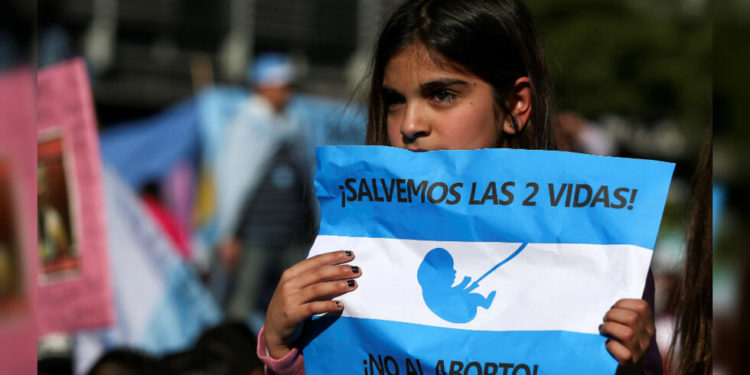 Político y analista argentino Gastón Bruno evalúa la derogación del aborto en el país