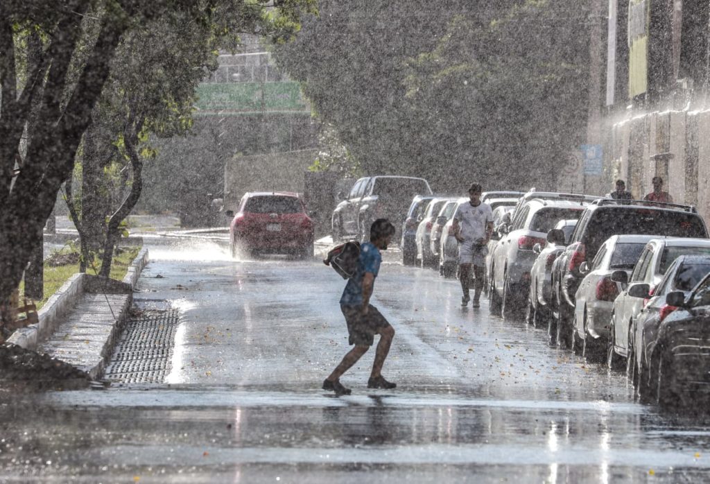 Lluvias dispersas y cambios de temperatura