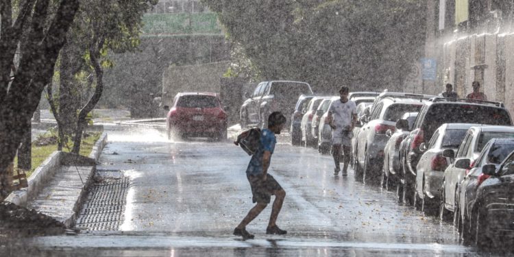 Lluvias dispersas y cambios de temperatura