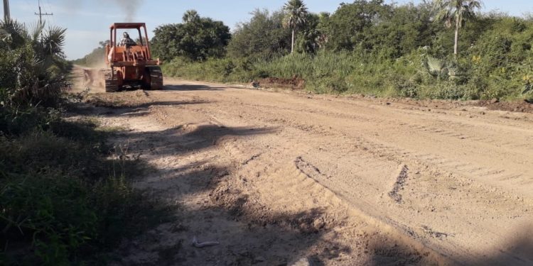 Siguen los trabajos para mejorar y recuperar la transitabilidad de caminos en Alto Paraguay