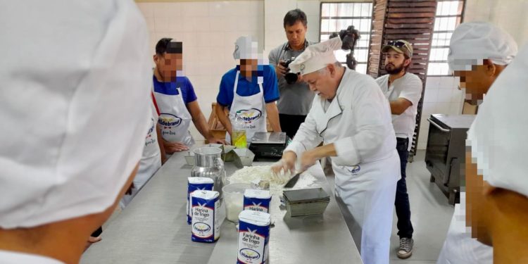 Hilagro imparte clases de panadería para adolescentes del Centro Educativo Itauguá