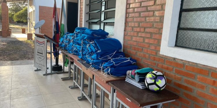 Escuelas e internados de zona Pilcomayo recibieron 145 kits escolares