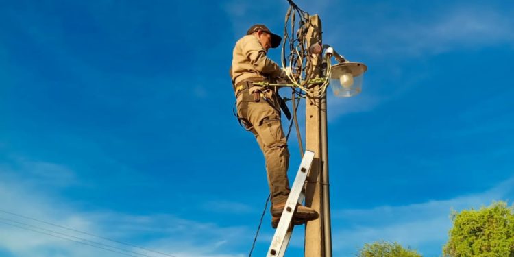 Mejoras lumínicas transforman la plaza Municipal de Villa Choferes del Chaco en un espacio seguro y acogedor
