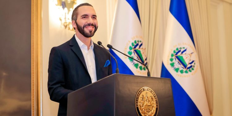 Nayib Bukele elimina la ideología de género de las escuelas en El Salvador
