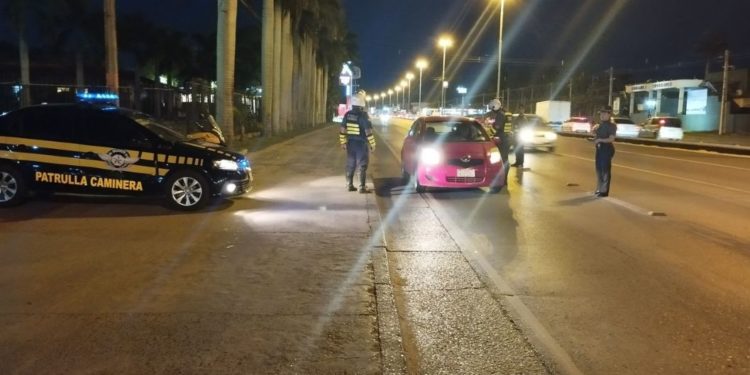 Aplican sanciones a infractores del carril de buses en la ex Transchaco Aplican sanciones a infractores del carril de buses en la ex Transchaco