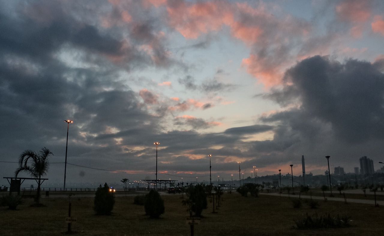 Pronóstico del tiempo: Ambiente cálido y posibles chaparrones