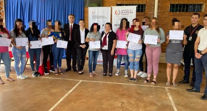 Mujeres privadas de libertad de Cambyretá se convierten en artesanas del ñandutí Mujeres privadas de libertad de Cambyretá se convierten en artesanas del ñandutí