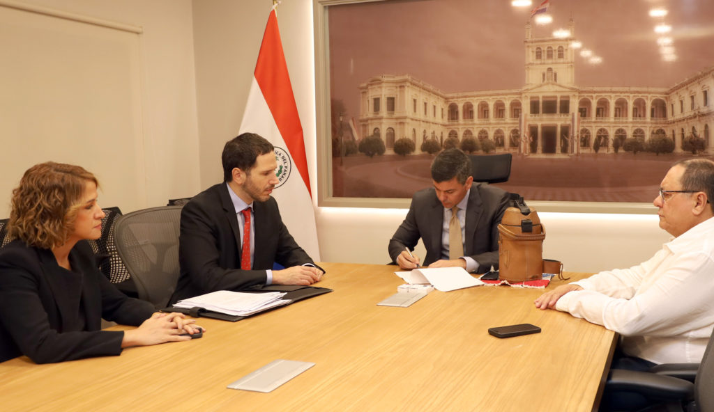 Santiago Peña firma decreto para blindar el Arancel Cero en Paraguay