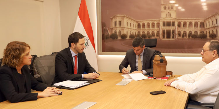 Santiago Peña firma decreto para blindar el Arancel Cero en Paraguay