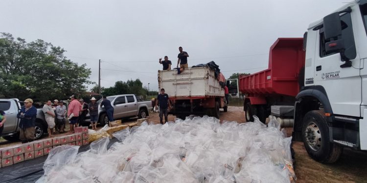Familias afectadas por las inundaciones en Ñeembucú recibieron asistencia del Gobierno Nacional
