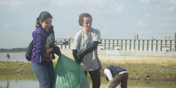 Atrevidos de verdad son estos enemigos de la basura. Objetivo: Paraguay el país más limpio del mundo.