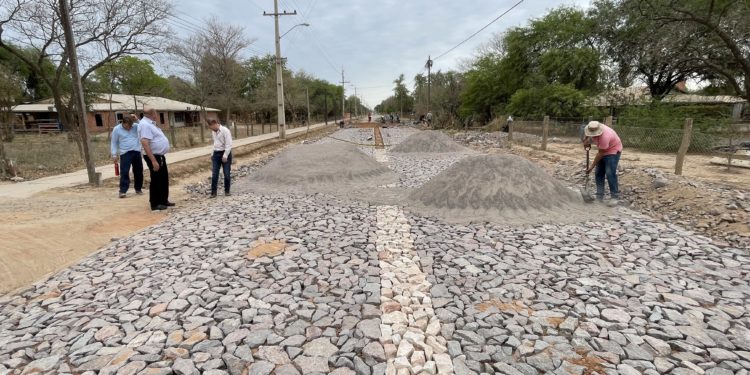 Intendente de Loma Plata tiene como meta empedrar 10 kilómetros de calles al año Intendente de Loma Plata tiene como meta empedrar 10 kilómetros de calles al año