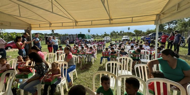 Eventos evangelísticos llevan el amor de Jesús a niños a través de cajitas de zapatos
