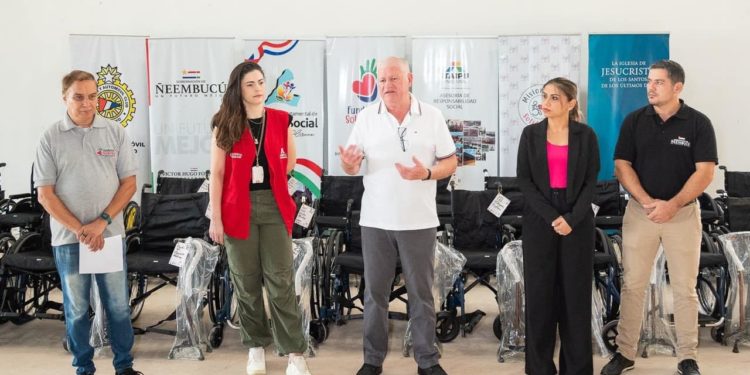 Pobladores de Ñeembucú recibieron sillas de ruedas de parte de Itaipú